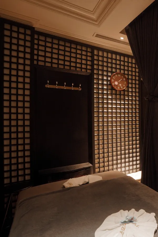 Treatment bed set with a folded towel beneath lattice screens